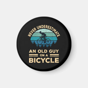 Aldrig Undervärdera En Gammal Kille På En Cykel Ro Magnet
