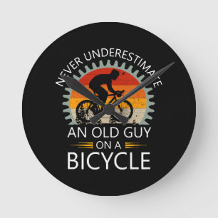 Aldrig Undervärdera En Gammal Kille På En Cykel Rund Klocka
