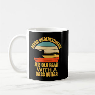 Aldrig Undervärdera en gammal man med en elbas Kaffemugg