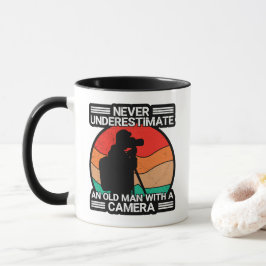 Aldrig Undervärdera En Gammal Man Med En Kamera Mugg
