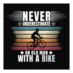 Aldrig Undervärdera En Gammal Man På En Cykel Fototryck