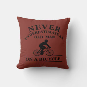 Aldrig Undervärdera En Gammal Man På En Cykel Kudde