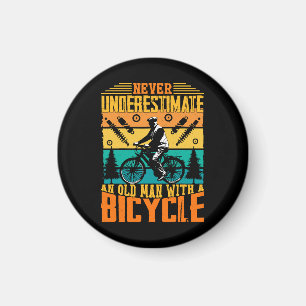 Aldrig Undervärdera En Gammal Man På En Cykel Magnet
