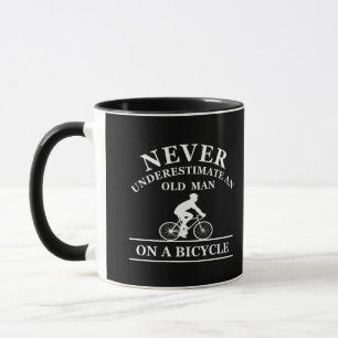 Aldrig Undervärdera En Gammal Man På En Cykel Mugg