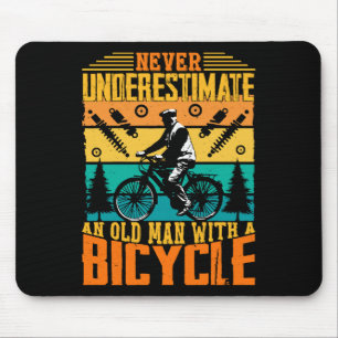 Aldrig Undervärdera En Gammal Man På En Cykel Musmatta