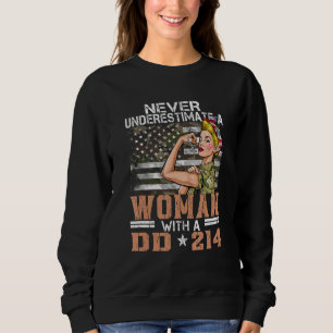 Aldrig Undervärdera En Kvinna Med DD 214 Stolt US T Shirt