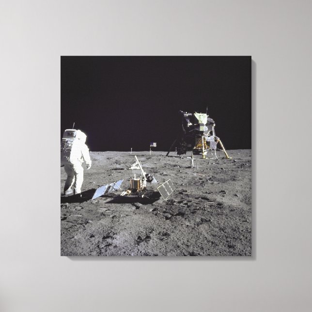 Aldrin ser bakåt på övergångsbasen canvastryck (Framsida)