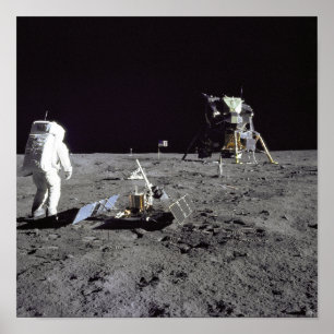 Aldrin ser bakåt på övergångsbasen poster