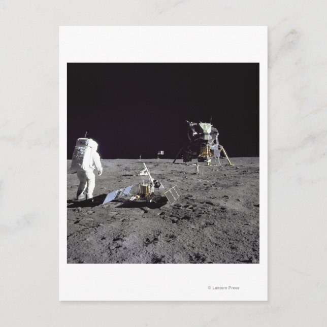 Aldrin ser bakåt på övergångsbasen vykort (Framsida)