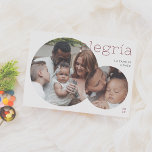 Alegría | Tarjeta Navideña Moderna con 2 Fotos Julkort<br><div class="desc">Elegante y tarjeta de Navidad. El Disño presenta dos fotos en forma circular, dándole un toque contemporáneo a sus recuerdos más destacados. La foto más pequeña se superpone sobre la más grande. La palabra ’Alegría’ aparece en tipografía minimalista de färg rojo en la esquina superior y el nombre de su...</div>