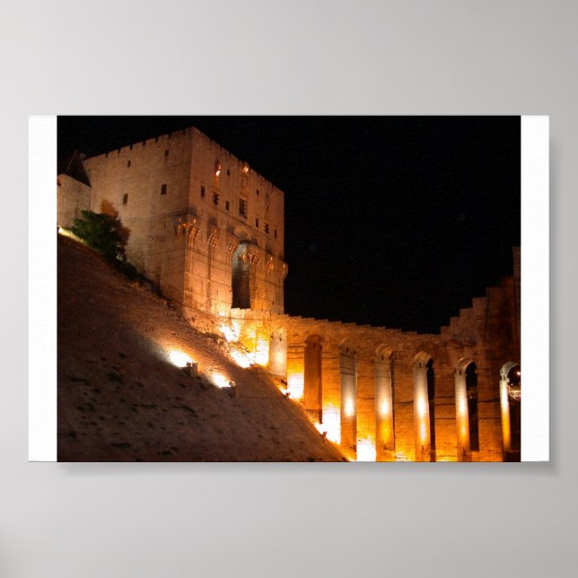 Aleppo Citadel på natten Poster (Framsidan)