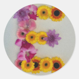 Alfabet E i Blommor Runt Klistermärke