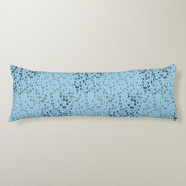 Alfabets Mönster 01 BW.w Lblue BG Kroppskudde (Framsidan)