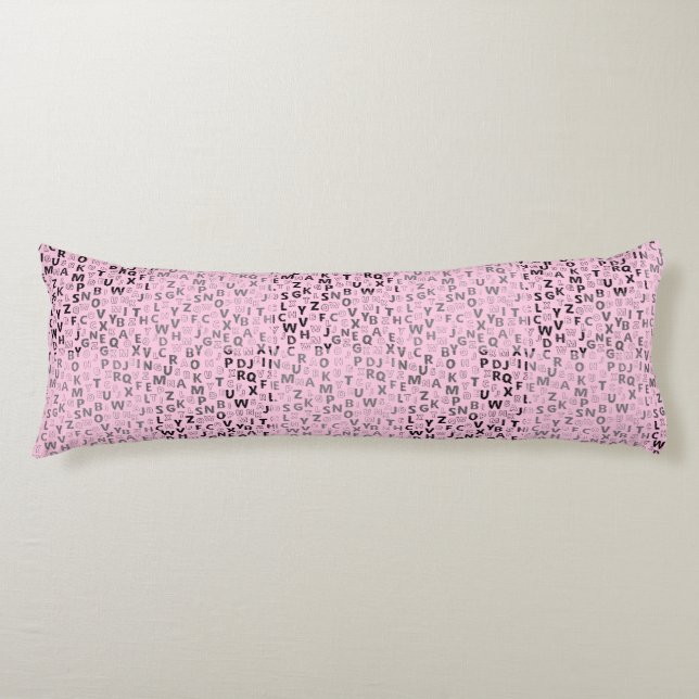 Alfabets Mönster 01 BW.w LPink BG Kroppskudde (Framsidan)