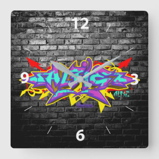 Alfie in graffiti lettering with grått bricks fyrkantig klocka