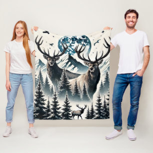 Älg i en mystisk skog under en månljust berg fleecefilt