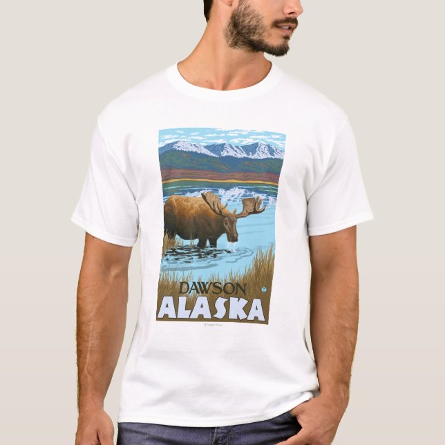 Älg som dricker på sjön - Dawson, Alaska T Shirt (Framsida)