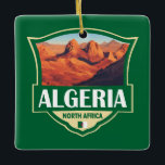 Algeriet Illustration Retro Badge Julgransprydnad Keramik<br><div class="desc">Algeriets vektorteckningsdesign. Algeriet är berömd för sina expansiva och mångsidiga landskap - från den vidsträckta Saharaöknen till de välbevarade gamla ruinerna i norr.</div>