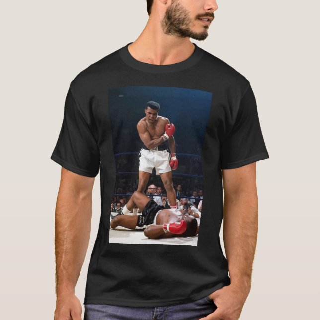 Ali Mohammad Poster Essential T-Shirt (Framsida)