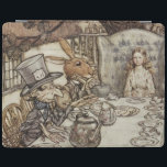 Alice Birthday Unfödelsedagspressen Rabbit Hatter  iPad Skydd<br><div class="desc">Grattis på födelsedagen Alice! Alice i underlandet på födelsedagen,  party,  är en fantastisk illustration,  med Alice,  Mad Hatter,  och den vita kaninen,  från illustrator Arthur Rackhams 1907 illustrationer av Alice i underlandet.</div>