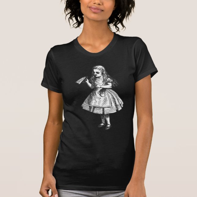 Alice drinkar t-shirt (Framsida)