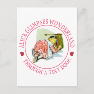 Alice glimpses Wonderland genom en liten dörr Vykort