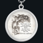 Alice i underland; Cheshire katt med Alice Silverpläterat Halsband<br><div class="desc">Vintageillustrationsagor och barnkammarerim avbildar av Alice med den Cheshire katten av John Tenniel i Lewis Carroll Alices äventyr i underland,  1865,  ettdesignat förar dialog inklusive. "Är vi alla tokiga här":) är designen på en gammal grafisk) bakgrund för parchment (som är removeable att tillfoga din beställnings- färg för ideal.</div>