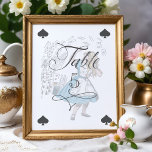 Alice i underlandet Alice Character-spelkort Bordsnummer<br><div class="desc">Bekvämt designad vintage Alice i underlandets bordsnummer. Perfekt för en Alice i Wonderland-temed-händelse. Vi har noggrant återställt den ikoniska Alice i underlandets vintage Alice-illustration genom att skissera den och ge dem liv med vackra undertoner med vattenfärg. Bordsnumret är designat som ett spelkort med toningssymbolen i hörnen. Elegant och vintage stil-par...</div>