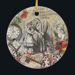 Alice i Wonderland Curtain Classic Art Julgransprydnad Keramik<br><div class="desc">Fall ner på kaninen hål med den här fantastiska designen inspirerad av Lewis Carroll's timelless Classic, "Alice i underlandet". Det här vimska kollaget har antika illustrationer av Alice som söker bakom en ridå, vitkanin, Mad Hatters ikonhatt och spelar figurer som målar ro. Sprinklade är blommor från vintage-stil, en klassisk fickur...</div>