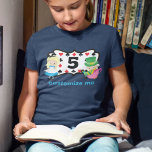 Alice i Wonderland Cute Birthday Party Anpassnings T Shirt<br><div class="desc">Cute Alice i Wonderland temaparty t-shirt för ett barn. Den lilla flickan Alice i sin blå klänning och Mad Hatter sitter ovanpå ett kortdäck mönster i rött och svart med spader och diamantsymboler. Anpassa med egen text och egen barn.</div>