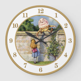 Alice möter Humpty Dumpty i wonderland.en Stor Klocka