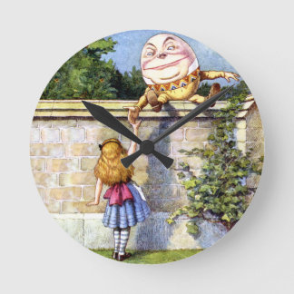 Alice och Humpty Dumpty i Wonderland Rund Klocka