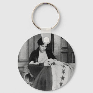 Alice Paul som syr rösträttflagga, 1910s Nyckelring