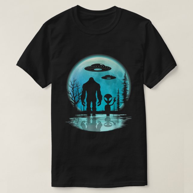 Alien And Bigfoot Moon  T Shirt (Design framsida)