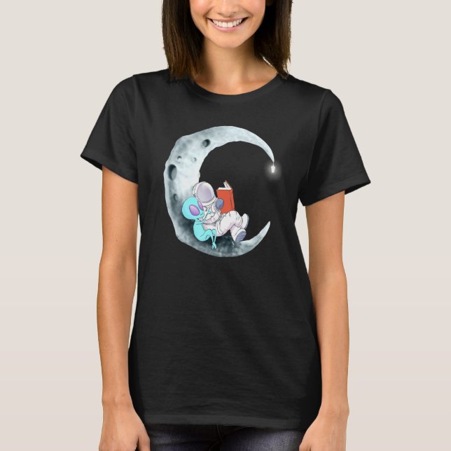Alien Astronaut läser Bokar i rymden T Shirt (Framsida)