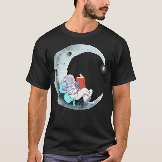 Alien Astronaut läser Bokar i rymden T Shirt (Framsida)