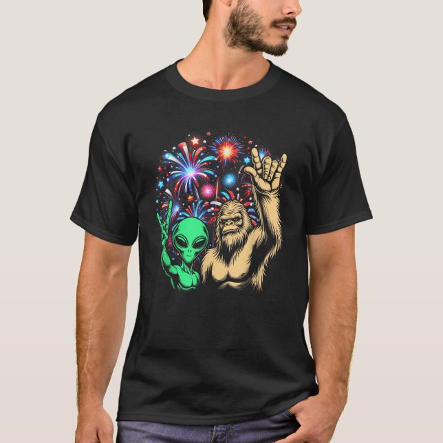 Alien Bigfoot Sten 4:e juli Fireworks UFO Sasqu T Shirt (Framsida)