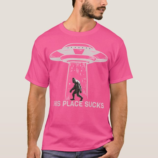 Alien Bigfoot Ufo - Den här Ställe Sucks T Shirt (Framsida)
