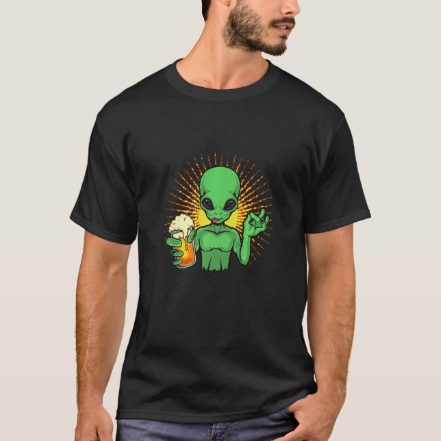Alien Drinking Beer Extraterrestrial T Shirt (Framsida)