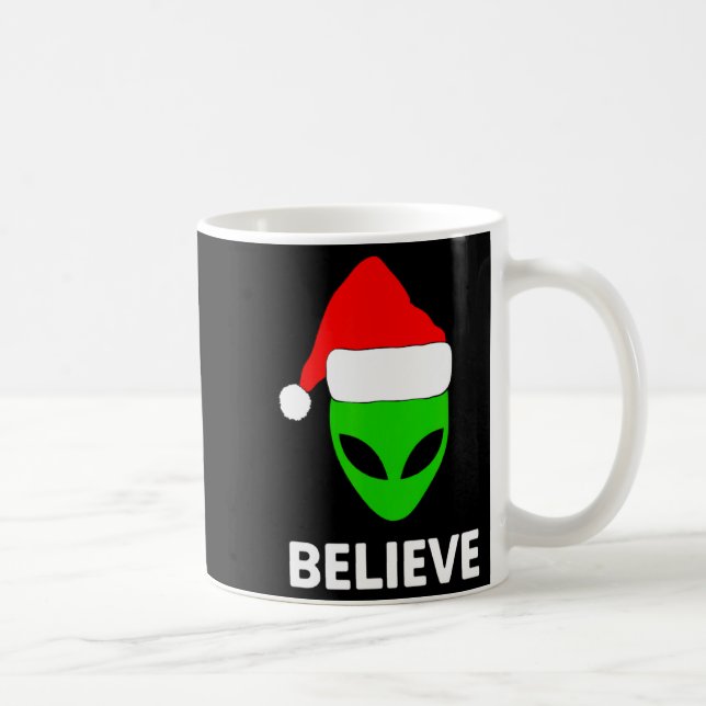 Alien Green Face Christmas Santa Hat Believe  Kaffemugg (Höger)