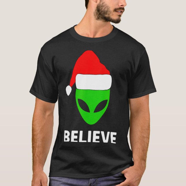 Alien Green Face Christmas Santa Hat Believe  T Shirt (Framsida)