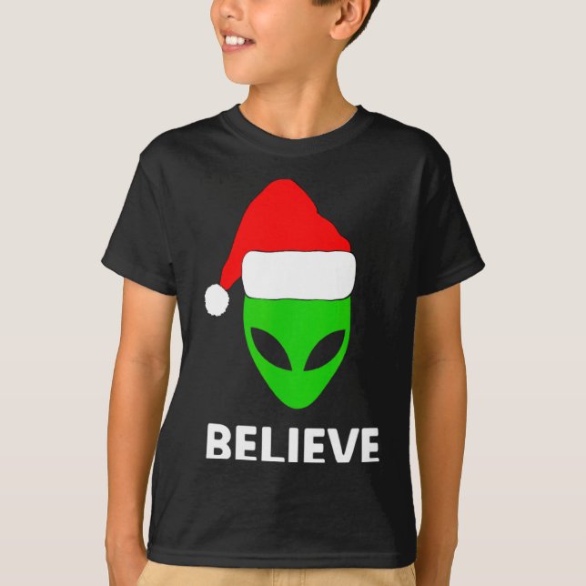 Alien Green Face Christmas Santa Hat Believe  T Shirt (Framsida)