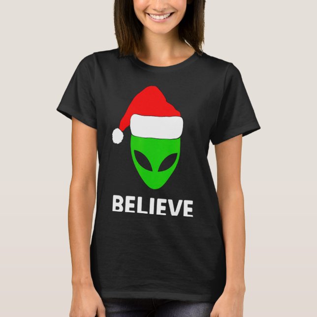 Alien Green Face Christmas Santa Hat Believe  T Shirt (Framsida)