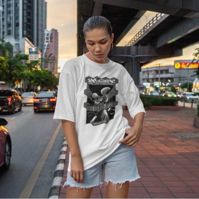 Alien Holding Astronaut Helmet T Shirt (Skapare uppladdad)