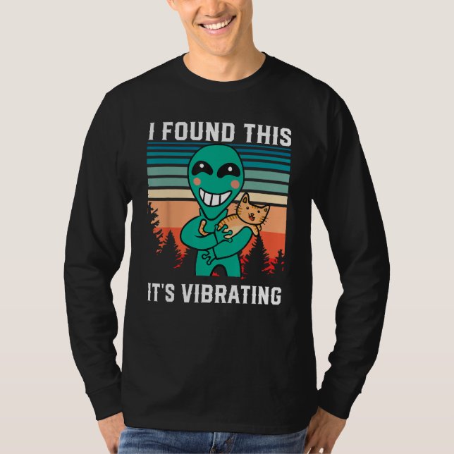 Alien holding purring cat  I Found This  It s Vibr T Shirt (Framsida)