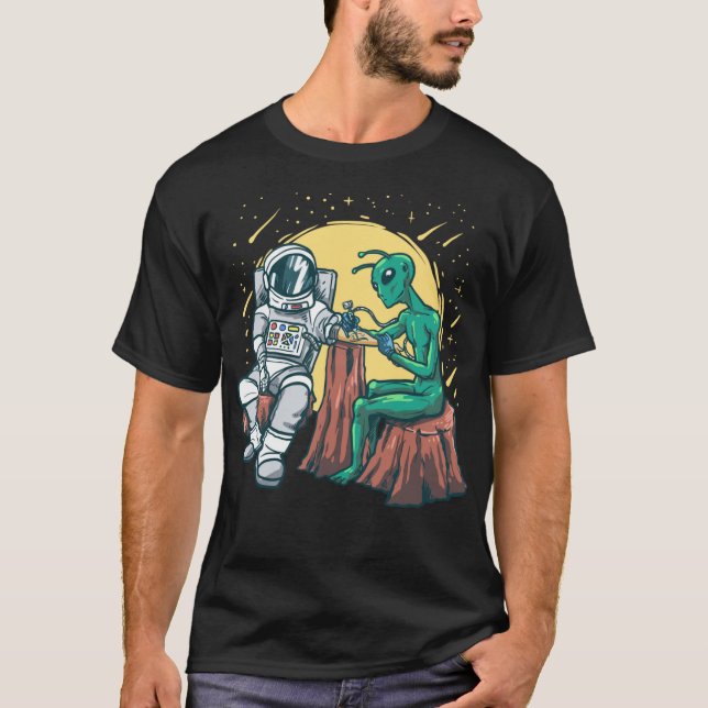 Alien Inking Astronaut Bläck Funny Tattoo Artist T Shirt (Framsida)