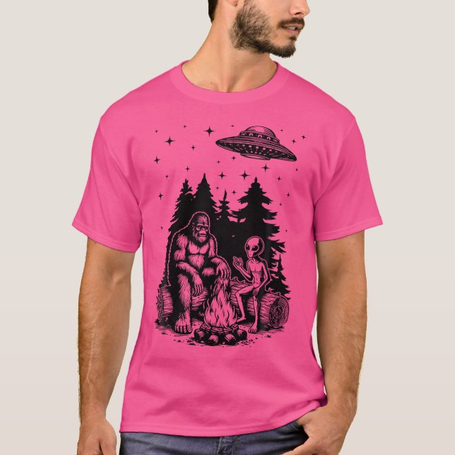 Alien och Bigfoot Campfire Sasquatch Ufo for Outdo T Shirt (Framsida)