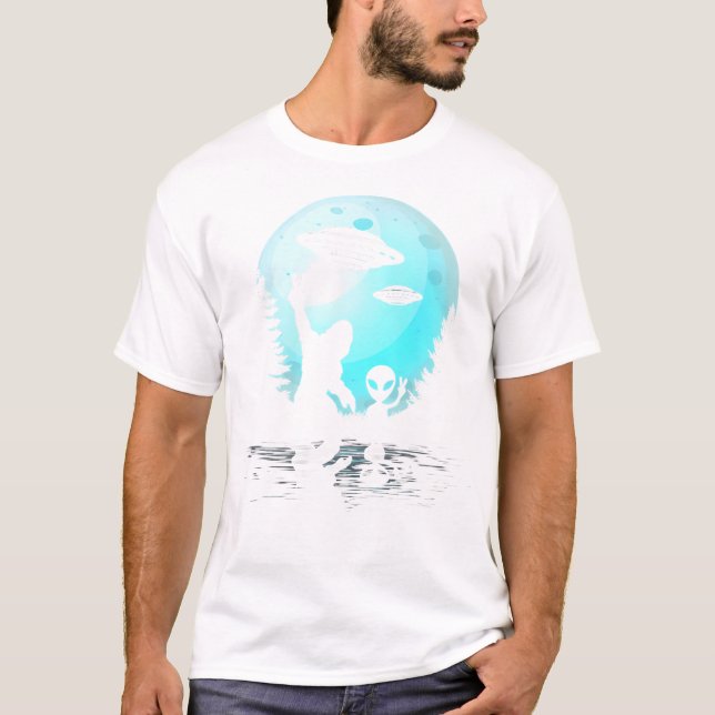 Alien och Bigfoot full Moon Sasquatch Ufo För mana T Shirt (Framsida)
