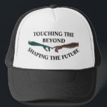 Alien och Human Hat Keps<br><div class="desc">Bygg upp mysten i kosmos med vår unika hatt med en konstnärlig design av en utlännings fingerspets som försiktigt rör en människas fingerspets. Denna bild symboliserar kopplingen mellan världen och de ändlösa möjligheter som vår gemensamma nyfikenhet ger upphov till. Med frasen "Touching the Beyond, Shaping the Future, " som tillfogas...</div>