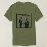 Alien och Soldier T Shirt<br><div class="desc">Denna t-shirt är en djärv och kraftfull design med en utlänning och en soldat som skakar händer. Det symboliserar enighet över olika världar och samarbete mellan det okända och det välbekanta. Den starka bilderna parad med den skarpa frasen "Bridging Worlds, Uniting Forces" gör denna t-shirt-perfekt för dem som tror på...</div>
